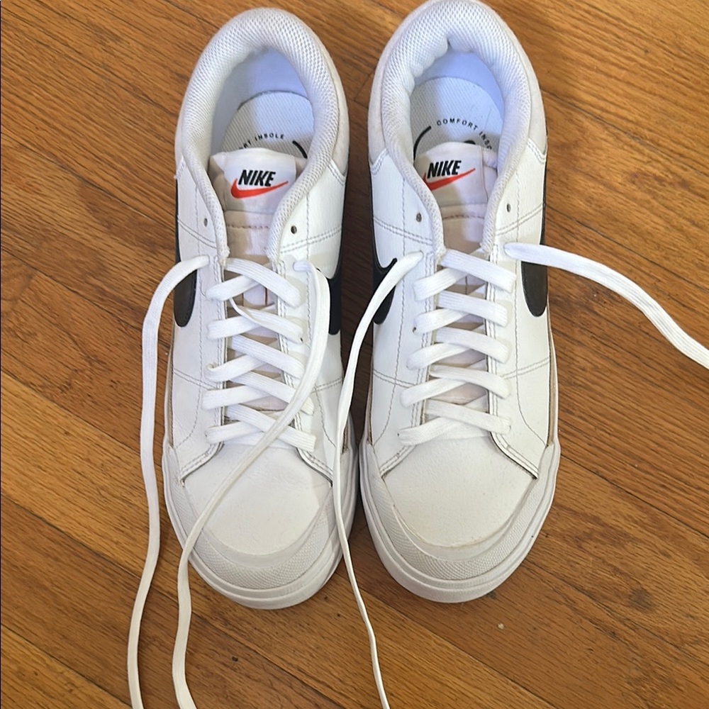 Nike White and Black Comfort Sneakers